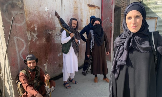 As soon as the Taliban took control, the female reporter wore a burqa in Afghanistan