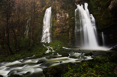 Image of two autumn waterfalls on Flumen river