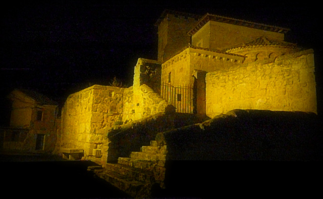 vista nocturna de la iglesia románica de Pinillos de Esgueva