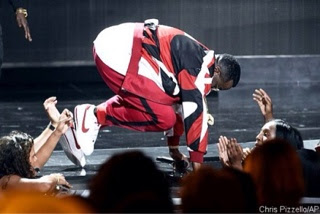P diddy falls on stage