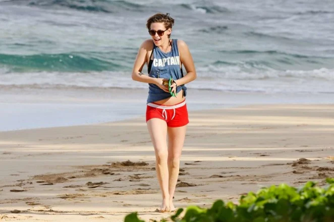 Kristen Stewart shows off toned legs in red shorts on Honolulu beach