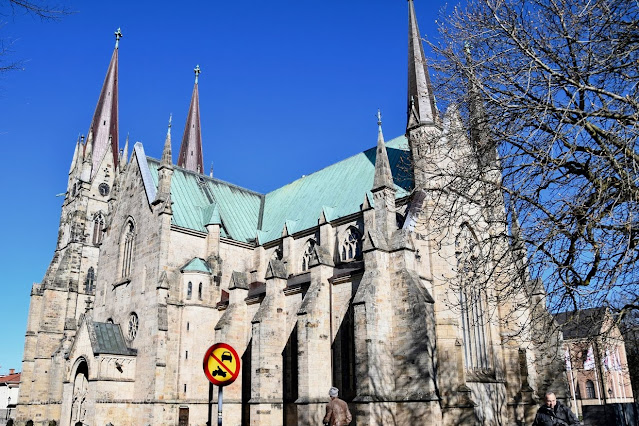 Skara Domkyrka - bilder och konst utanför kyrka