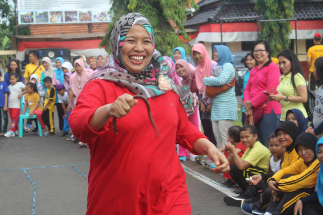 memasukan belut ke botol