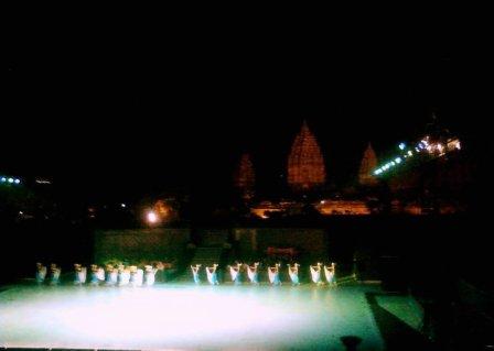 Membandingkan Pagelaran Sendratari Balet Ramayana di Prambanan dan  Sendratari Mahakarya di Borobudur