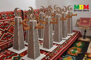 Stalak za tespihe Stalak za izlaganje tespiha Estetski privlačan stalak Sigurno čuvanje tespiha Visokokvalitetni materijal Stabilna konstrukcija Organizacija kolekcije tespiha Luksuzni dizajn Elegancija i stiliziranost Dodatak za kolekcionare tespiha