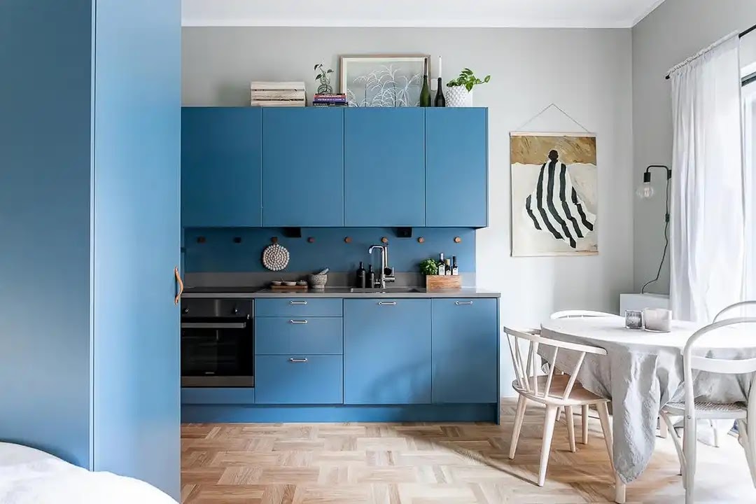 UN STUDIO ET SA CUISINE BLEU CIEL