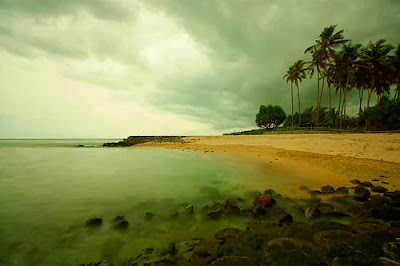 Antara Pantai Senggigi Di Lombok Dan Pantai Kuta Di Bali