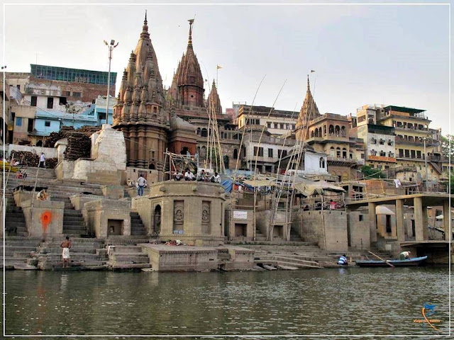 Cremação às margens do Ganges em Varanasi