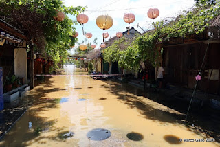 EL TIFÓN MOLAVE INUNDA HOI AN, VIETNAM