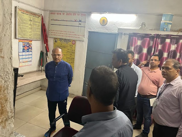 पूर्व मध्य रेल के महाप्रबंधक श्री अनिल कुमार खंडेलवाल द्वारा रात्रि में पतरातू के पास समपार सं. 39 का औचक निरीक्षण