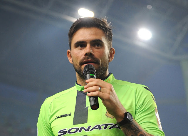 Edu addresses the crowd at half-time during the clash between Jeonbuk Hyundai Motors and Suwon FC (Photo Credit: Hyundai-MotorsFC.com)