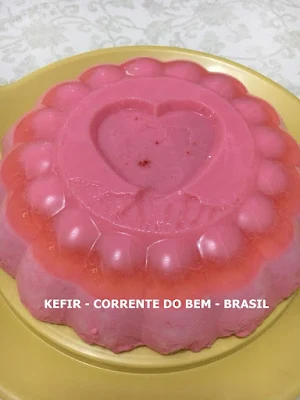 MOUSSE DE KEFIR DE LEITE COM GELATINA DE MORANGO