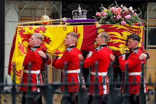 Britain bids farewell to Queen Elizabeth with an outpouring of emotion (Photos)