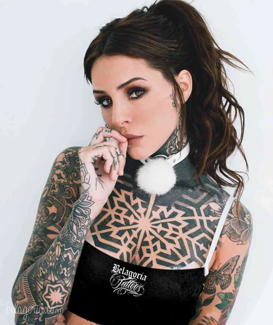 Vemos a Candelaria Tinelli con sus tatuajes geometricos en el cuello