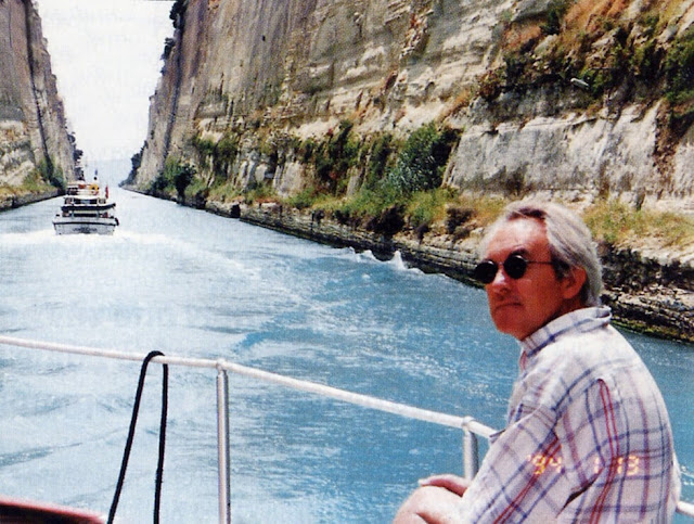 Στα media (ηλεκτρονικά ή έντυπα) κυκλοφορούν μόνο τρεις φωτογραφίες του Σάιμς. Αυτή η φωτογραφία του να διαπλέει με σκάφος την διώρυγα της Κορίνθου το καλοκαίρι του 1994 ψηφιοποιείται πρώτη φορά και περιήλθε στην LiFO για αποκλειστική δημοσίευση. [Credit: LiFO]