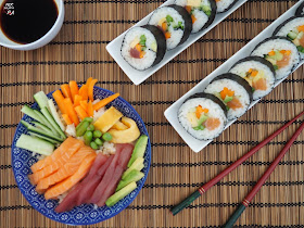 Dos variedades de sushi: futomaki y chirashi, con salmón, atún rojo y verduras.