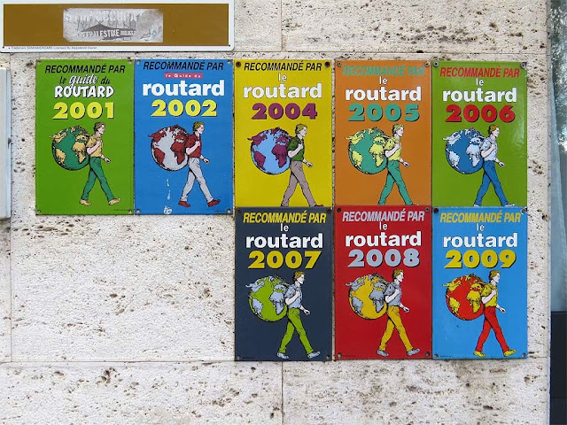 Routard plaques outside a hotel, Pisa