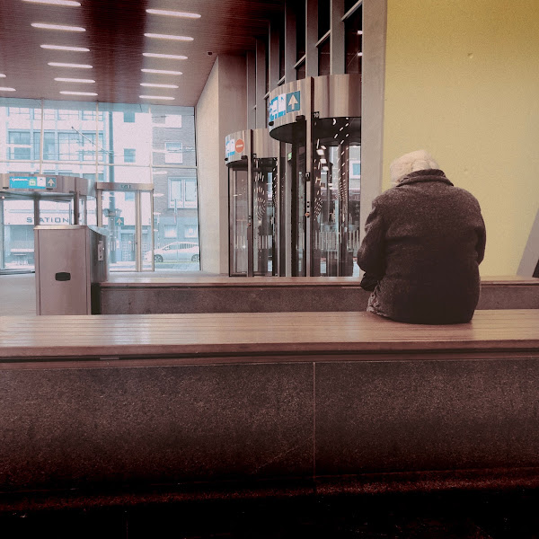 Vrouw op bankje, station Arnhem
