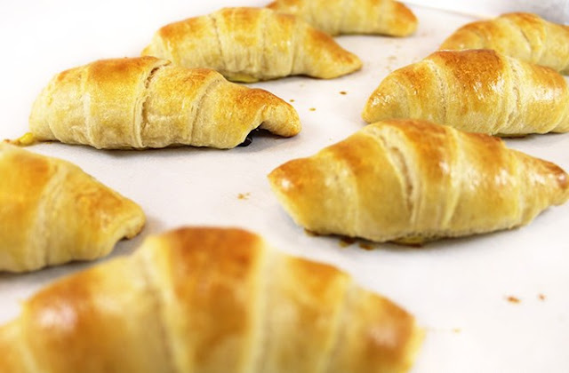 Easy 30 Minute Chocolate Croissants #chocolate #desserts