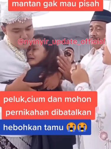 Unggahan viral di media sosial, seorang pengantin pria memeluk seorang wanita bikin heboh warganet. Foto: Dok. Instagram @nyinyir_update_official.