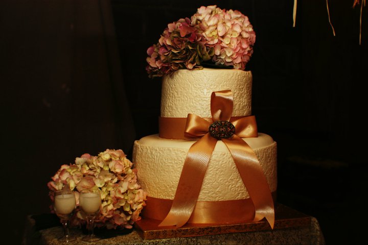 Cake Nation I am in LOVE with this wedding cake It is simple and elegant