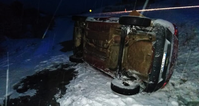 Un Renault Kwid perdió el control en el kilómetro 2948 de la Ruta 3, sentido norte-sur, causando un accidente en el que el vehículo quedó volcado sobre su lateral derecho.