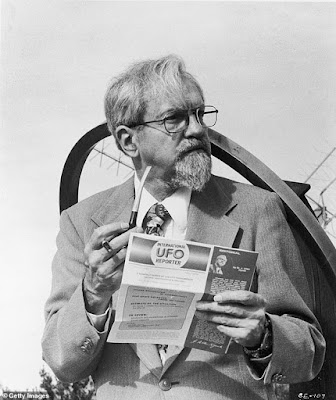 Dopo che gli avvistamenti UFO persistettero, il dott. J. Allen Hynek, nella foto, iniziò a chiedere che il fenomeno venisse studiato scientificamente.