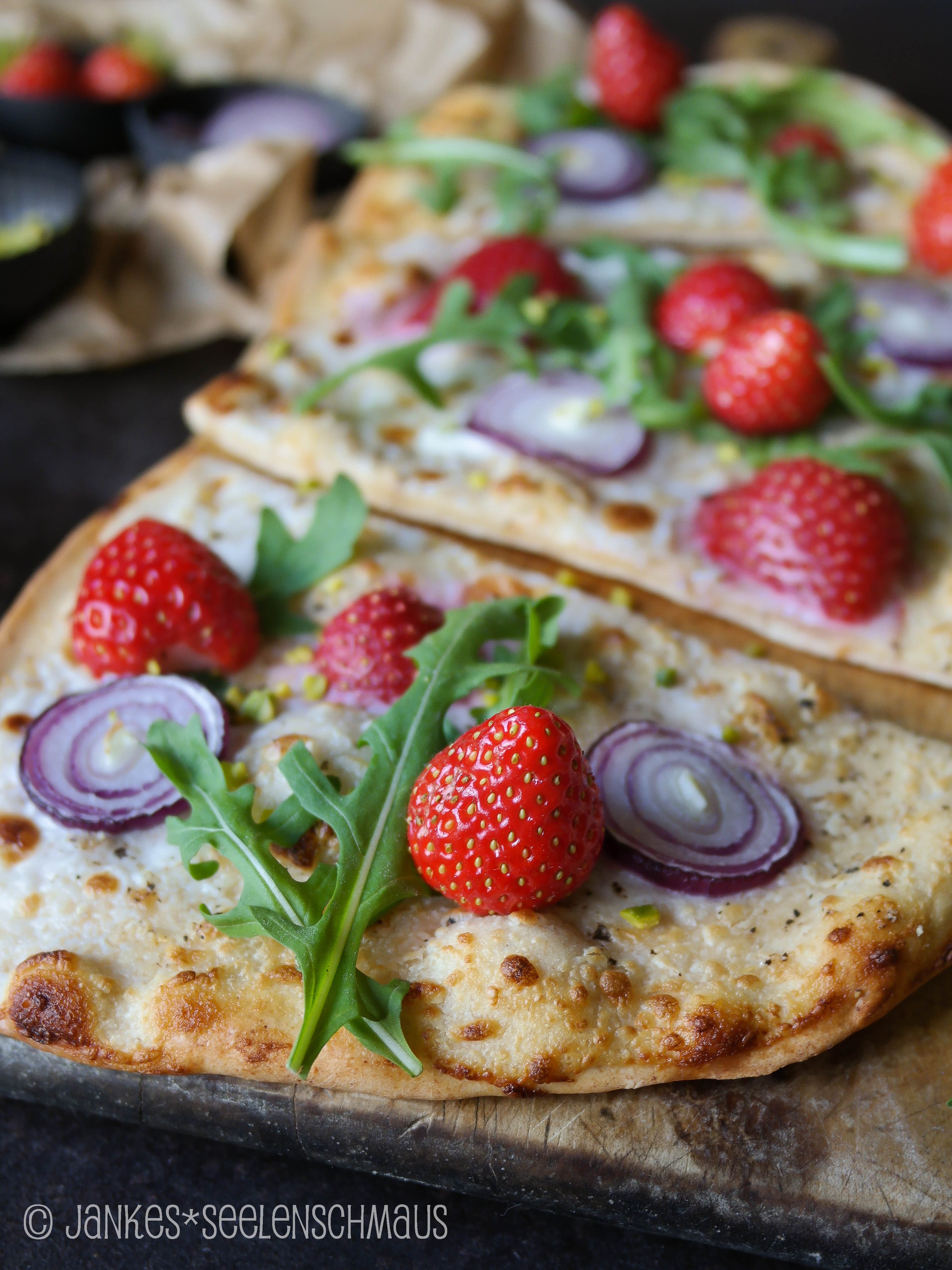 Flammkuchen mit Erdbeeren, Ziegenfrischkäse und Rucola