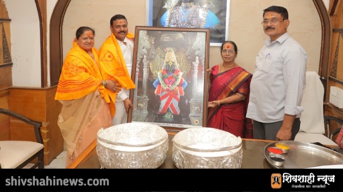 श्री विठ्ठल रूक्मिणी मंदिरास चांदीची फुलदाणी अर्पण