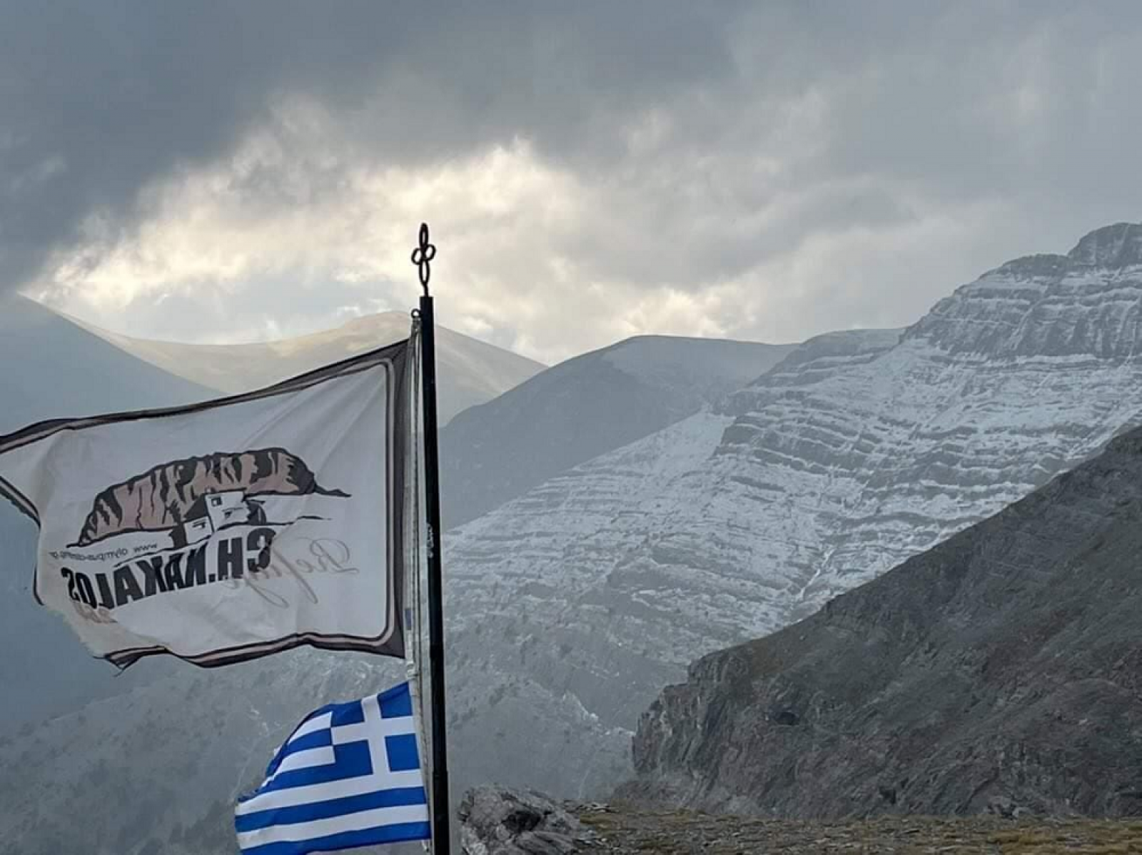 Έπεσαν οι πρώτες νιφάδες χιονιού στον Όλυμπο