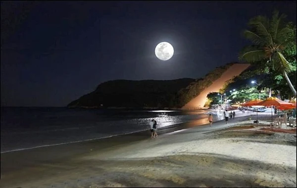 praia de ponta negra em Natal com lual