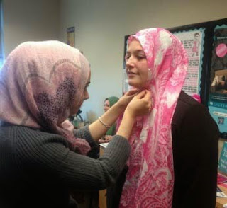 Pelajar non-Muslim Universiti Michigan cuba pakai Hijab untuk sehari