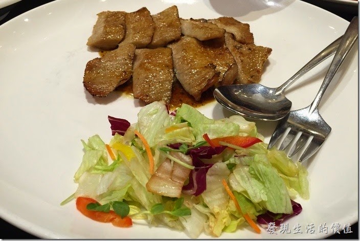 台北-維多麗亞酒店。祕製焦糖松板豬，這松板豬肉吃起來甜甜脆脆的，原來上面灑了許多焦糖，吃起來稍微給它不習慣，還好一旁還有生菜沙拉可以平衡一下。