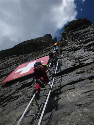 Pasamos junto a esta bandera suiza, visible desde el pueblo.