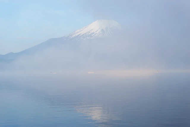 晴れゆく霧と富士山～山中湖平野