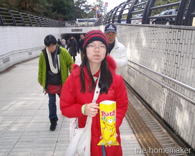 Ching eating pikachu mini cakes