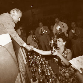 Un momento de la entrega de premios del IV Campeonato de España de Ajedrez Femenino Valencia 1955