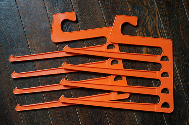 cintre cravate ceintures années 70 orange 1970s 70s tie hanger