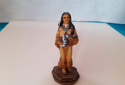 Miniatura de Resina estática de india, Nativa Americana com bebe no colo - 10,5 cm de altura R$ 20,00