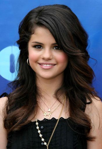 selena gomez haircut layered. gomez with short haircut.