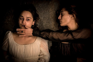 voice from the stone: emilia clarke para miedo en un nuevo trailer