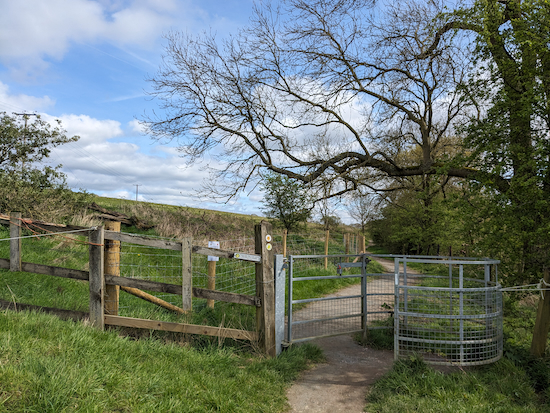 Continue heading along Wheathampstead footpath 67