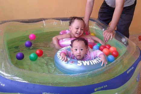 Berenang Menggunakan Kolam Renang Bayi  Intime Kotak 