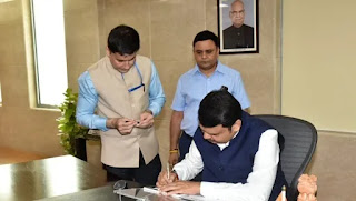 fadnavis-takes-charge-amidst-political-instability