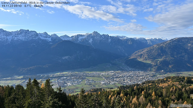 Nelle Dolomiti di Lienz e alla Cresta Carnica, i versanti all'ombra erano già coperti di neve prima delle attuali nevicate. Secondo le nostre informazioni, la neve è coperta da una crosta superficiale, e sotto la crosta la neve è spesso a debole coesione.