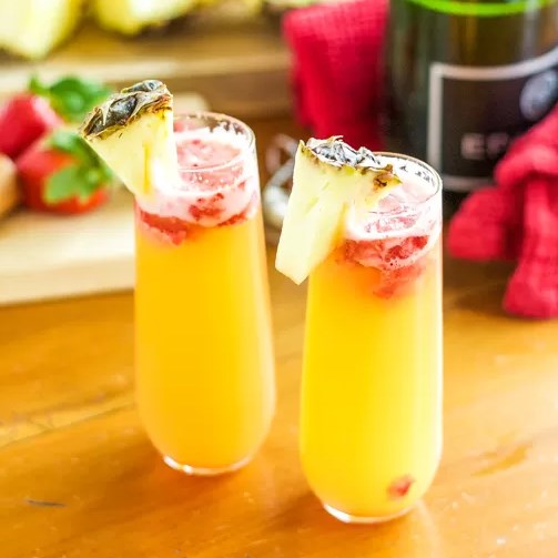 PINEAPPLE STRAWBERRY MIMOSAS #drinks #amazingrecipes PINEAPPLE STRAWBERRY MIMOSAS #drinks #amazingrecipes