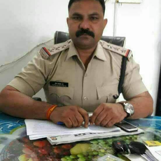 ये क्या ! शाम होते ही शासकीय परिसर में शराबखोरी का अड्डा,पुलिस ने की छापामार कार्यवाही।