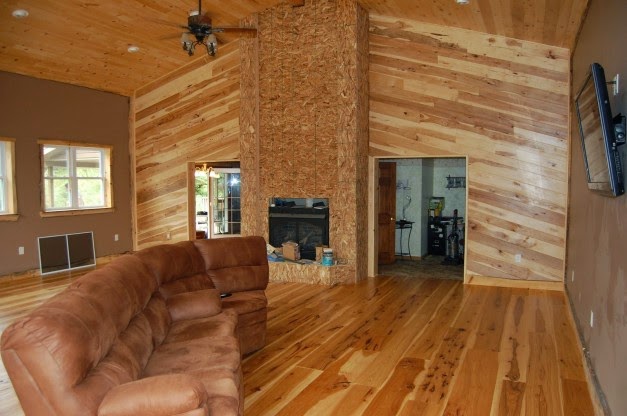 Dekorasi Ruang  Keluarga Dengan Lantai  Kayu  Simple Desain 
