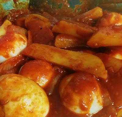 Resepi Sambal Telur Dengan Kentang Yang Ringkas Dan Sedap