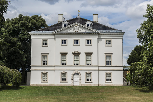 foto de uma outra casa de arquitetura Georgiana com três pavimentos, alvenaria pintada em branca, frente reta e muitas janelas